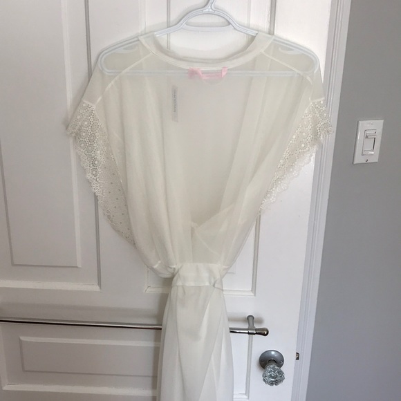 Robe - Picture 3 of 3